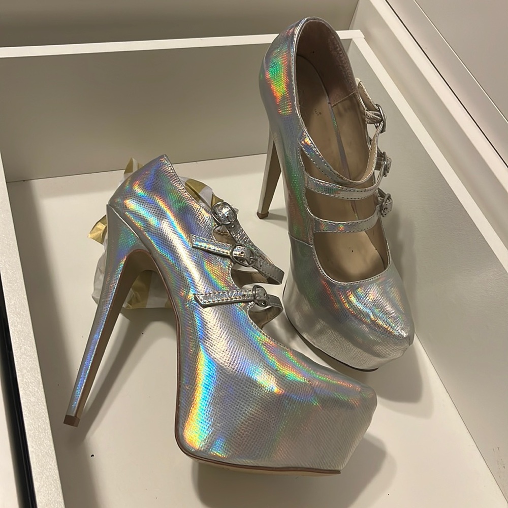 Holographic Platform Pumps